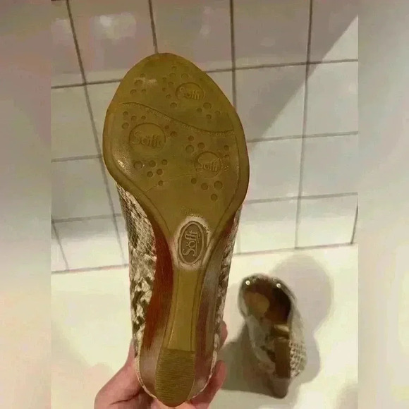 Sofft Brown/ Tan Snake Print Gold Buckle Camira Leather Wedge Peptone Size 6 EUC - Picture 4 of 7